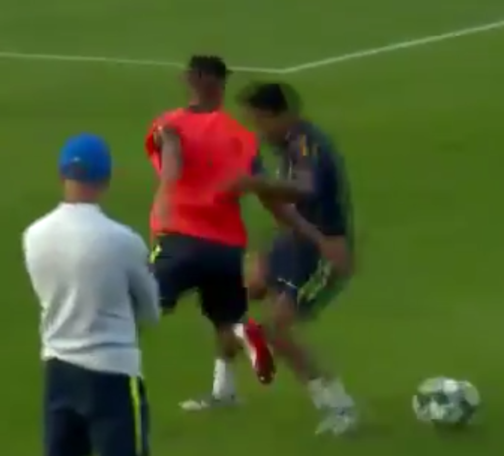 Klinac prodao Nejmaru foru kroz noge, a ovaj iz besa uradio nešto što je razbesnilo ljubitelje fudbala! (VIDEO)