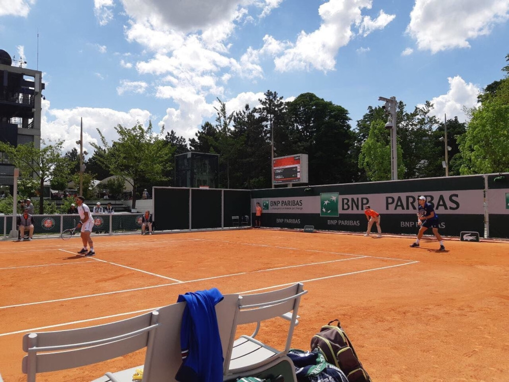 Lajović i Tipsarević plasirali su se u drugo kolo Otvorenog prvenstva Francuske, a naše kamere su uhvatile NJU kako šalje ljubav sa tribina! (FOTO)