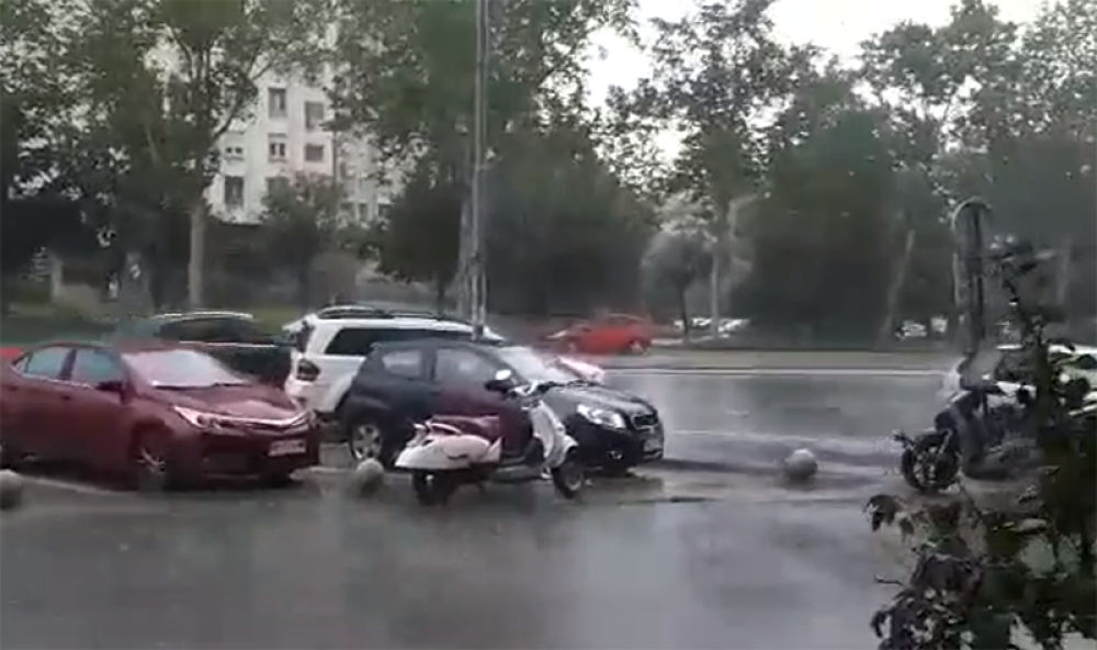 Počelo je jakim vetrom a onda usledio je monsunski potop na gradskim ulicama uz grmljavinu