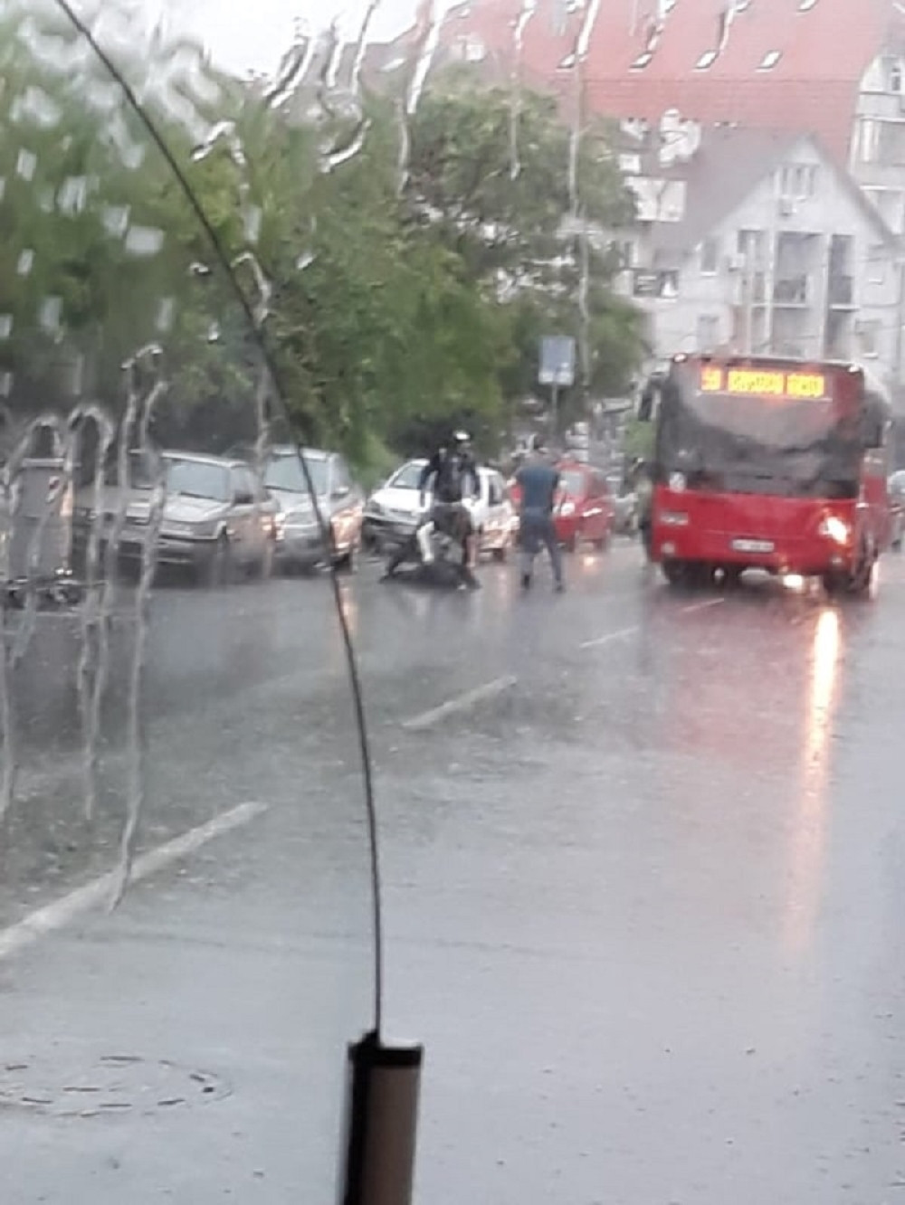 Autobus udario pešaka U GLAVU, od siline udarca pukla šoferšajbna!