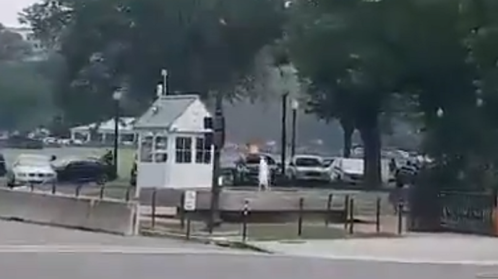 Muškarac se zapalio ispred Bele kuće, prolaznici snimali ČOVEKA KAKO GORI! (VIDEO)