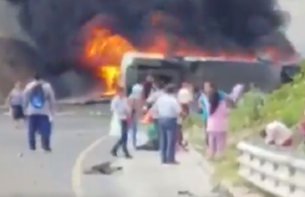 Stravičan sudar autobusa i kamiona! 21 osoba poginula!