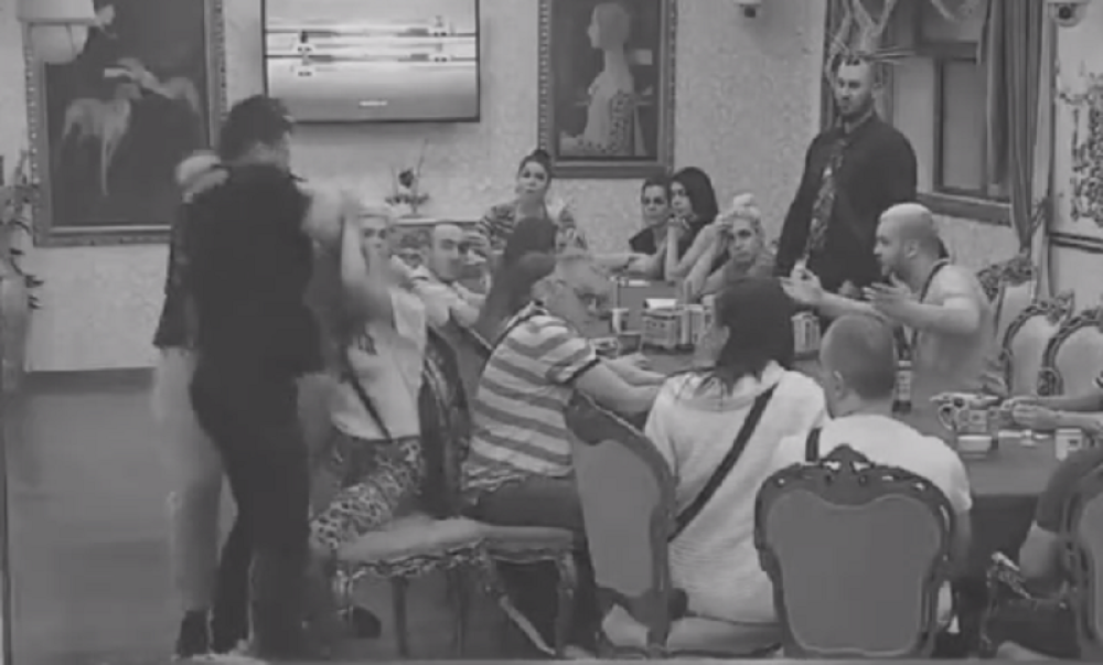 Mladen ISPREBIJAO Jelenu! Uhvatio je za kosu, pa je VUKAO 2 METRA, obezbeđenje ga JEDVA OBUZDALO! (VIDEO)