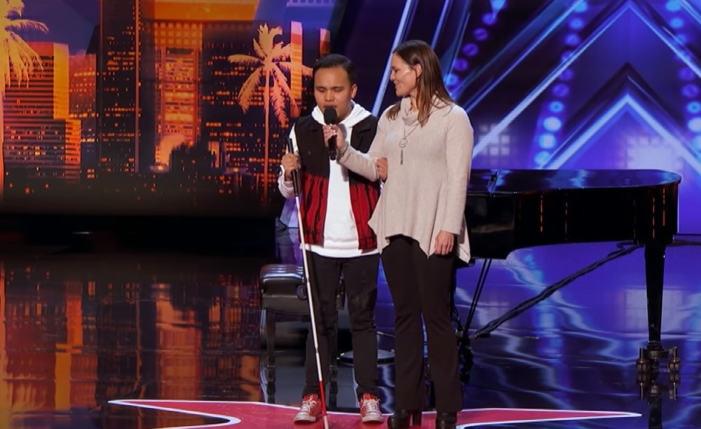 Ovaj momak je SLEP i AUTISTIČAN, a kada je izašao na scenu i pustio glas, RASPLAKAO JE SVET!