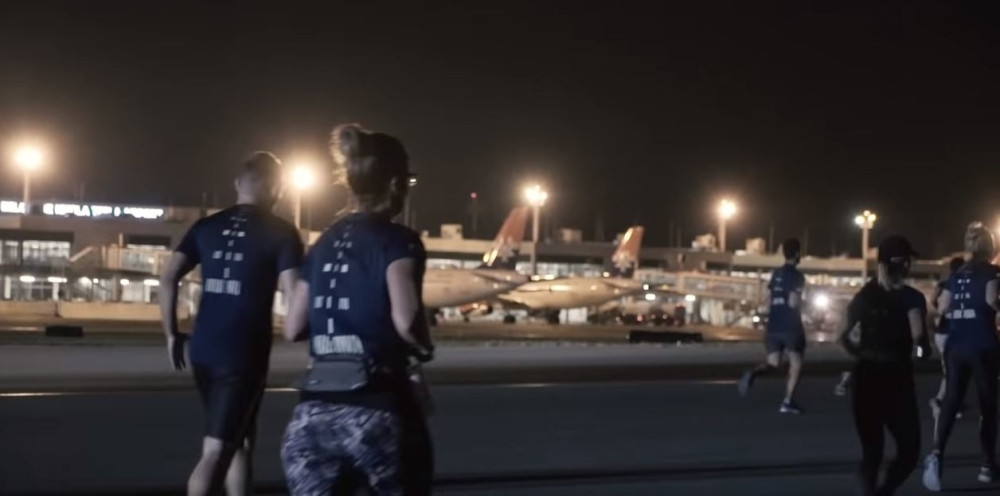 Trči  se na pisti, pored aviona i to usred noći! Ludilo! Gde to ima? Pa kod nas, u Beogradu, pogledajte kako je bilo na prvoj BEG Runway run trci! (VIDEO)