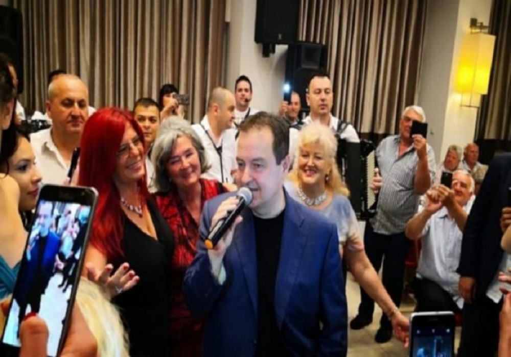 Uhvatio se mikrofona, ređali se hitovi, dame ga okružile, o onda je dohvatio tanjir i nastao je OPŠTI HAOS! (VIDEO)