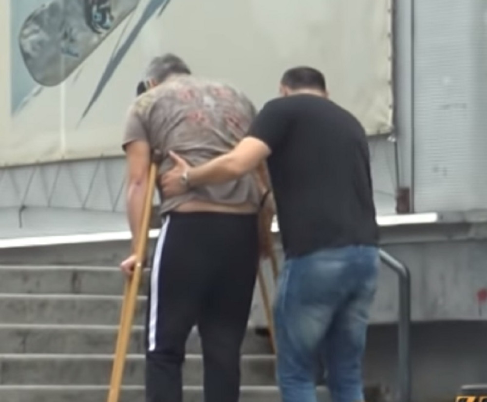 Miki Đuričić na štakama! Jedva se kreće, pridržavaju ga dok hoda...