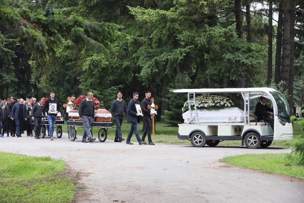 Tuga zavila Novi Sad, deca se opraštaju od majke, babe i dede, prijatelji i rodbina ne mogu da zadrže suze (FOTO)