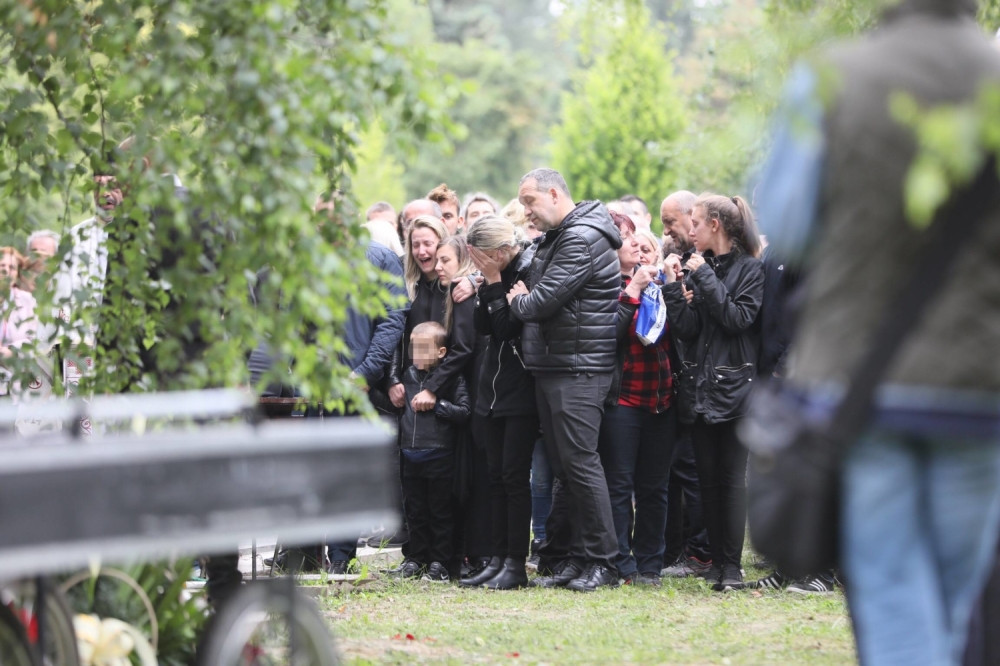 Mirjana sahranjena u belom kovčegu, starijem sinu pozlilo! (FOTO)
