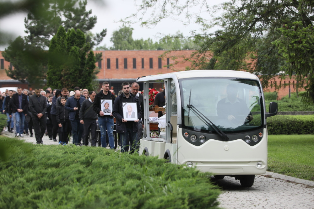 Mirjana i njeni roditelji koje je Branko ZVERSKI ubio ispraćeni na večni počinak! Slike BOLA i detalji sa sahrane će vam SLOMITI SRCE! (FOTO)