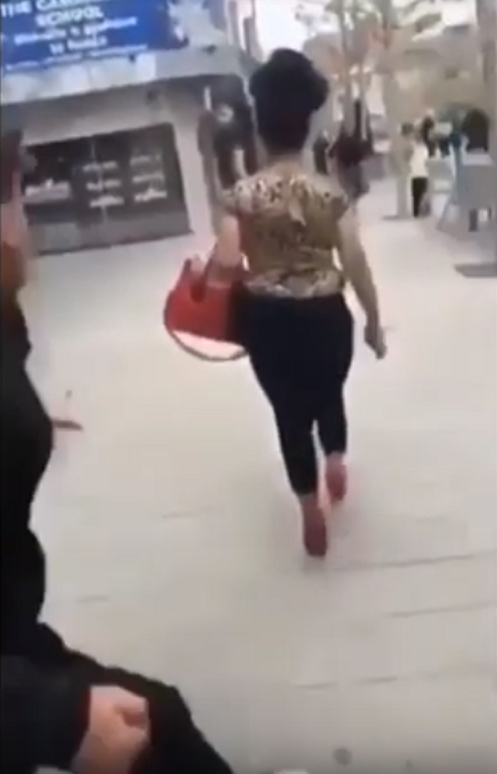 Albanac prišao ženi nasred ulice na Kosovu, pa je BRUTALNO UDARAO dok nije pala, a onda iz sve snage ŠUTNUO u lice! Razlog je UŽASAN! (UZNEMIRUJUĆI VIDEO)