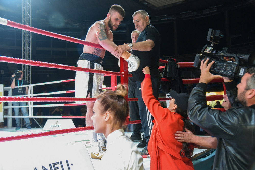 Nokautirao Hrvata, a posle govora muk: Veljko se zahvalio Ceci, Anastasiji i Bogdani, a onda je POKAZAO RUKOM KA NEBU!