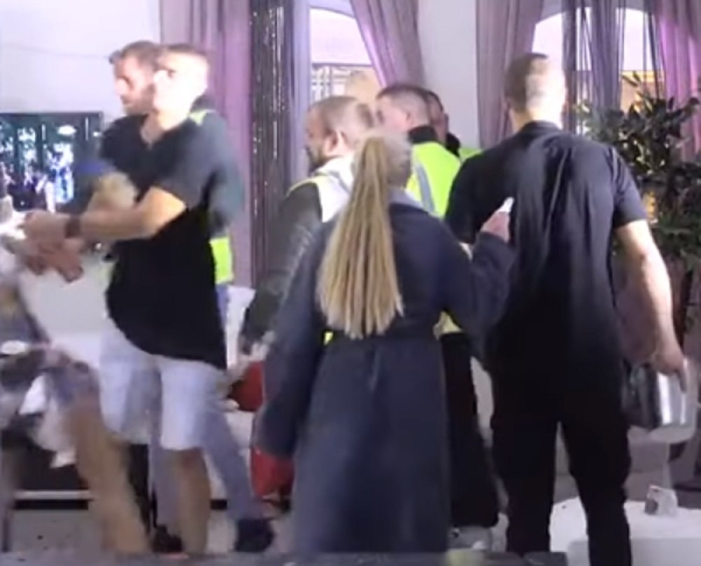 Htela da se osveti, zaletela se na Miljanu, pa POVREDILA NOGU! Obezbeđenje im ništa ne može