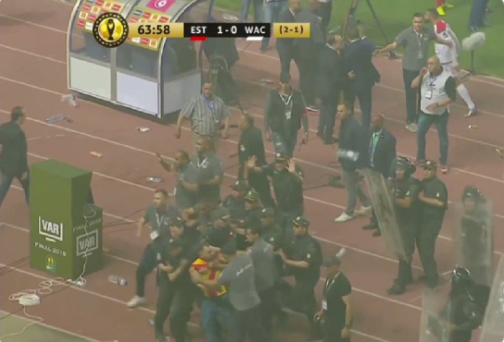 Cirkus u finalu, jurili sudiju po terenu a onda napustili teren nezadovoljni odlukom! (FOTO + VIDEO)