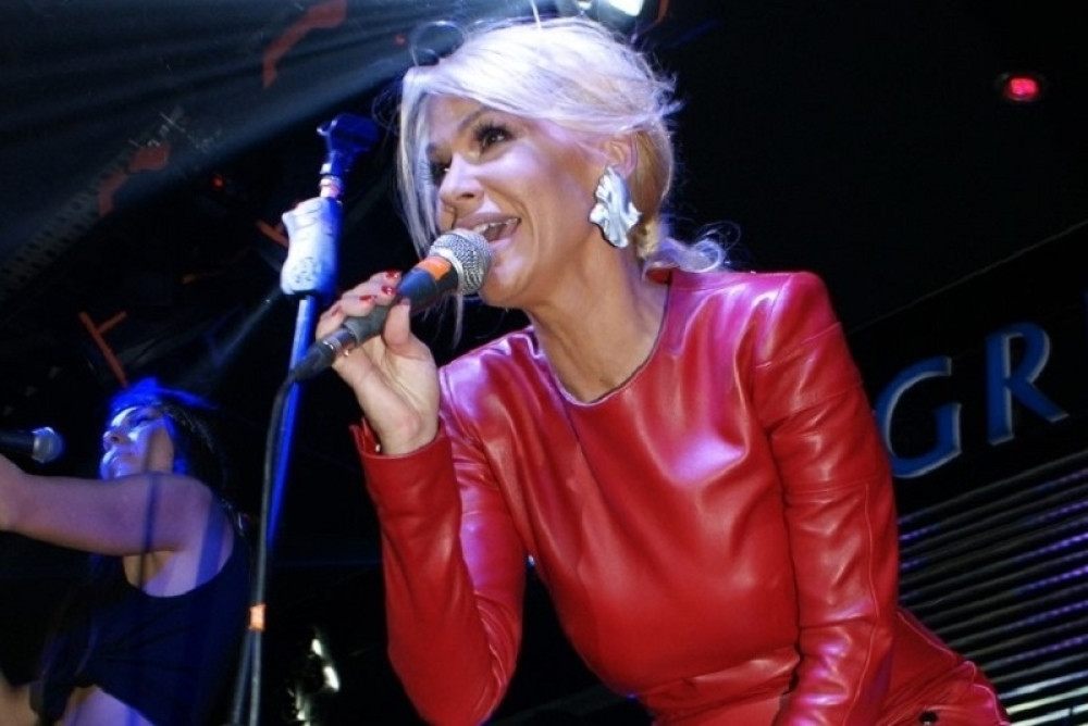 Seksi Nataša u crvenoj kožnoj haljini RAZVALILA Prilep! Sve pršti od emocija uz ovu pesmu! (VIDEO)