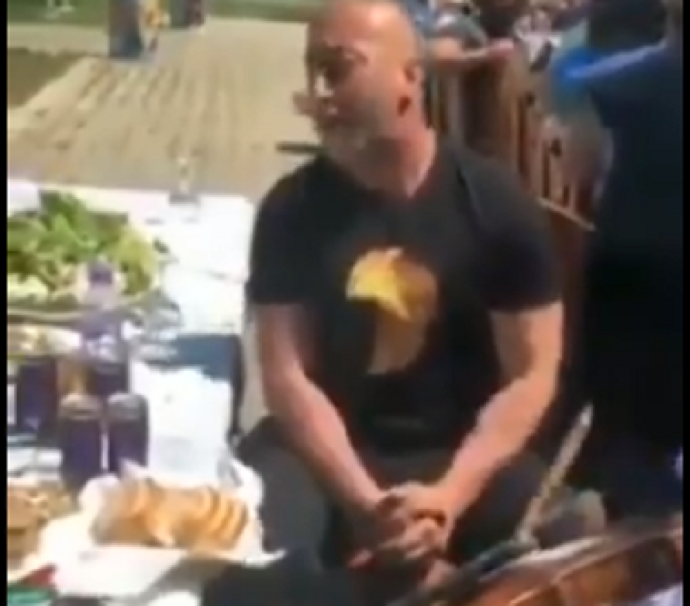 Zapevao narodnu pesmu uz violinu i gajde, pa krenuo da leleče i zavija k'o da ga deru!