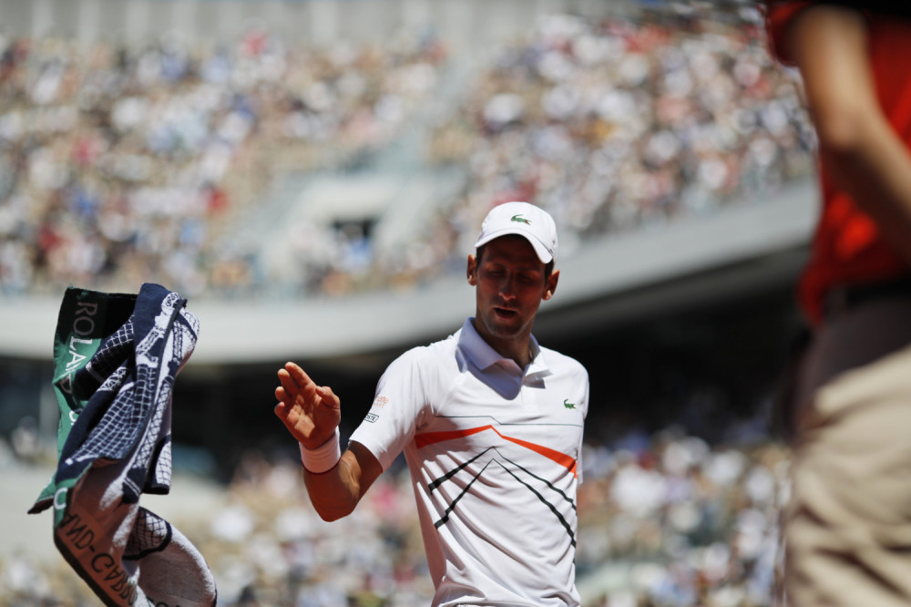 Novaka svi gledaju i zbog OVOG DETALJA, ali se pitaju gde je onaj drugi! To mu je amajlija, pa neka mu donese i Rolan Garos! (FOTO)