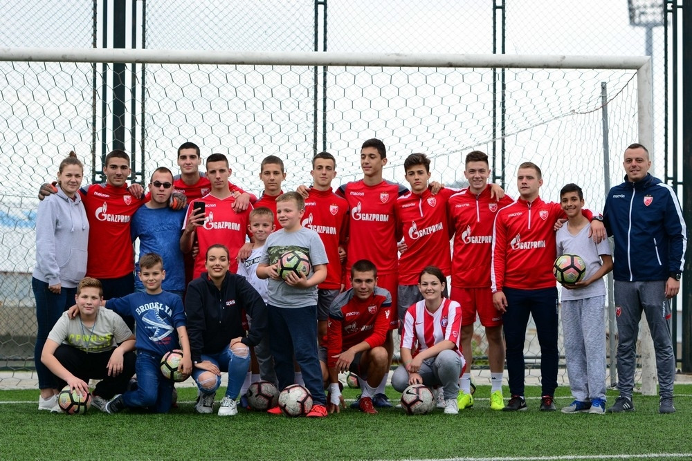 Crvena zvezda ugostila šampione! Mališani sa oštećenim sluhom se družili sa mladim kadetima! (FOTO)