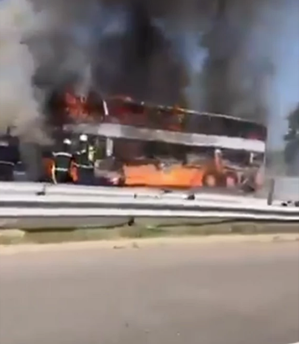 Putnici iz zapaljenog autobusa krenuli peške ka srpskoj granici