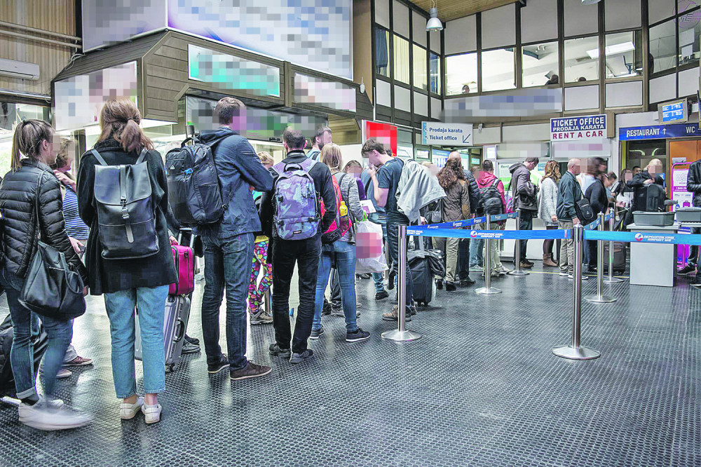 U invalidskim kolicima došla na aerodrom, stjuardesa joj nosila kofere, a onda je nastala NEVIĐENA DRAMA koja je šokirala sve!