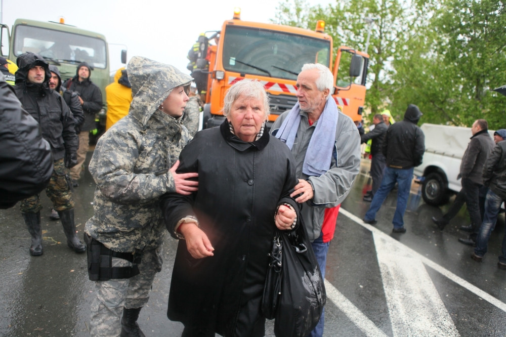 Voda satire sve pred sobom! Ruše se kuće, uništeni putevi, Bosna na RUBU PAKLA!