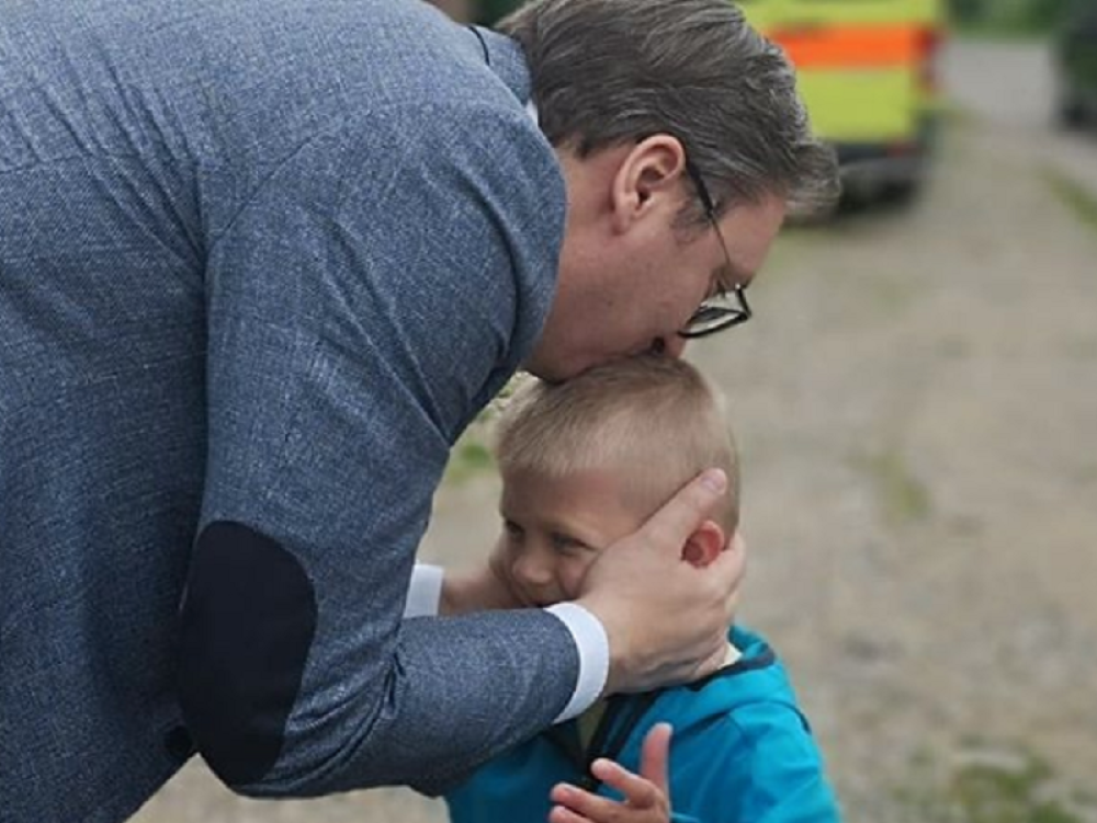 Vučiću je u Malom Zvorniku pritrčao dečak i hrabro mu se obratio - Svojom VELIKOM ŽELJOM nasmejao sve prisutne! (FOTO)