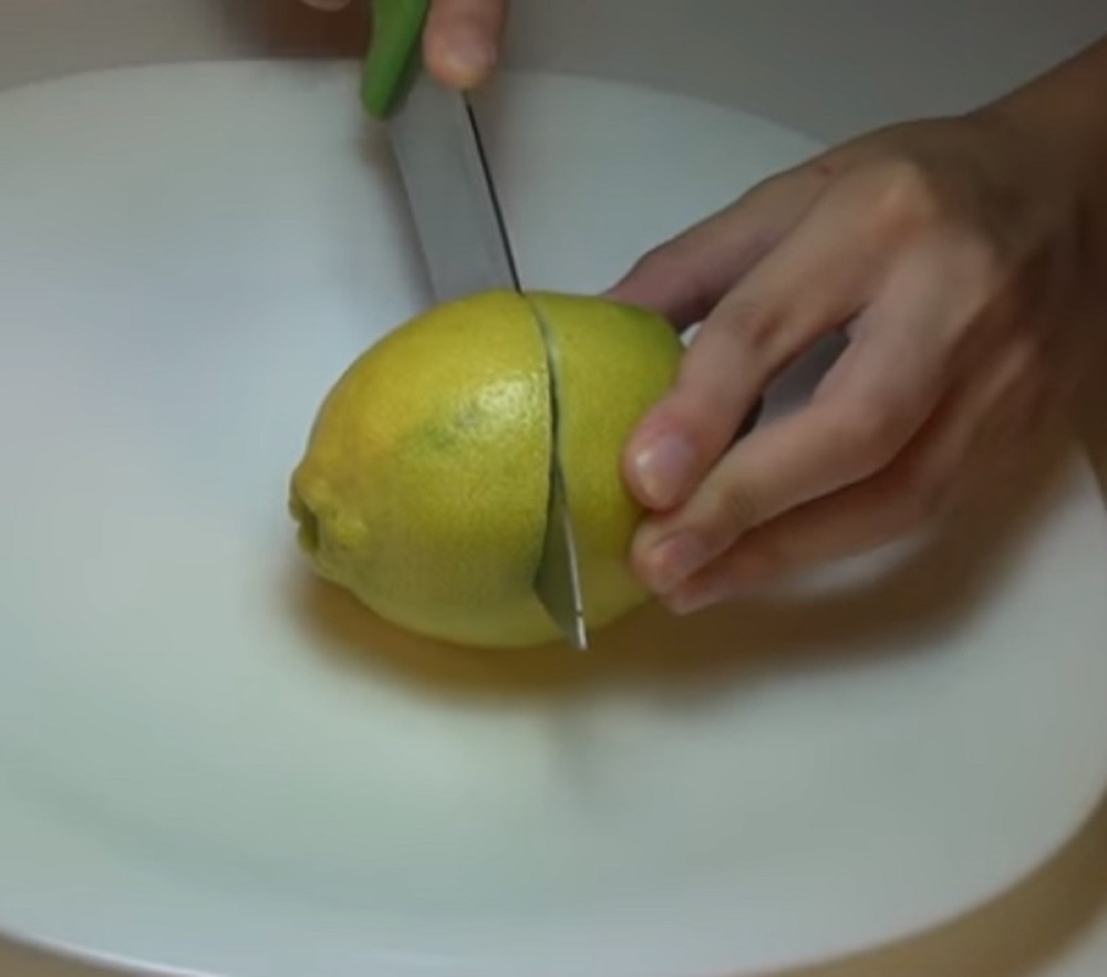 Počela je da seče limun, a onda je dodala OVU STVAR u voćku! Muve i komarci su bežali kao ludi!