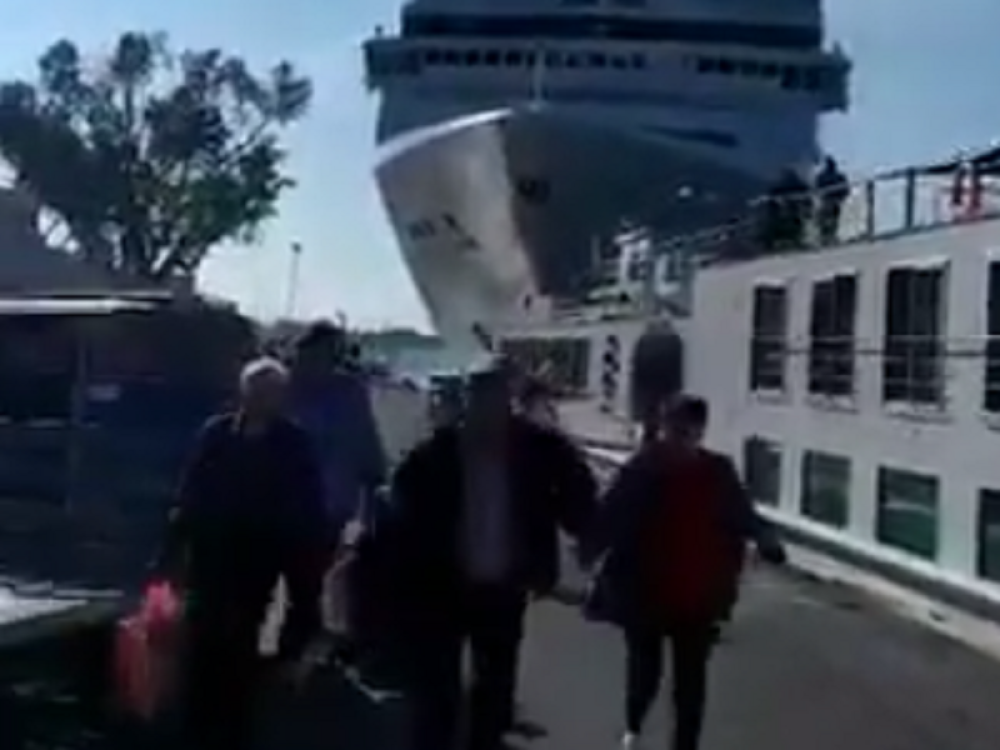 Ljudi u panici beže, POVREĐENIH TURISTA na sve strane!