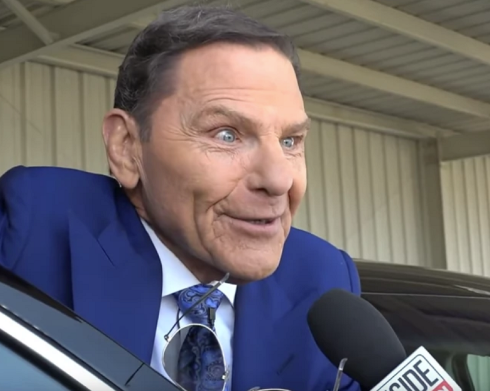 Ovaj sveštenik je sramota za odoru, a kada su ga pitali odakle mu AVION, odgovor ih je ostavio BEZ TEKSTA! (VIDEO)