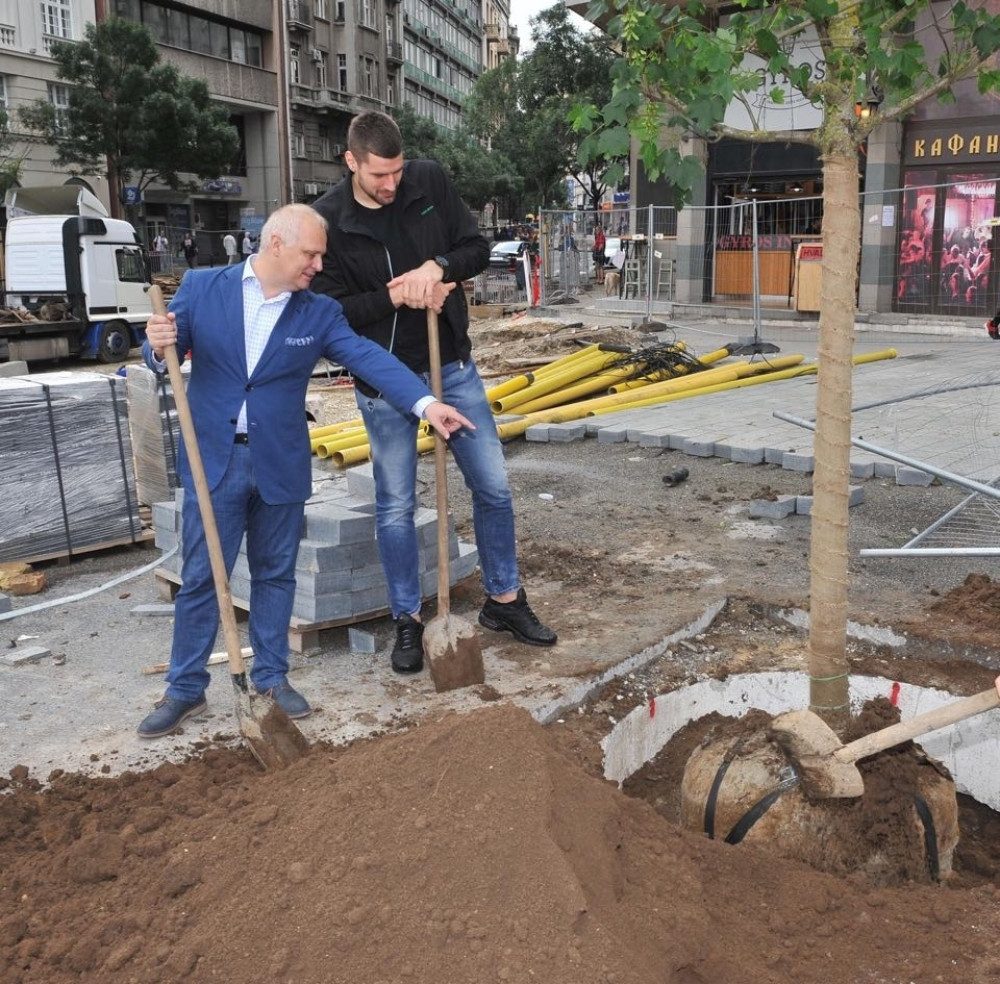 Glumci Bule Goncić, Nenad Nenadović i košarkaš Đorđe Gagić posadili prvih 12 stabala na Trgu republike (FOTO)