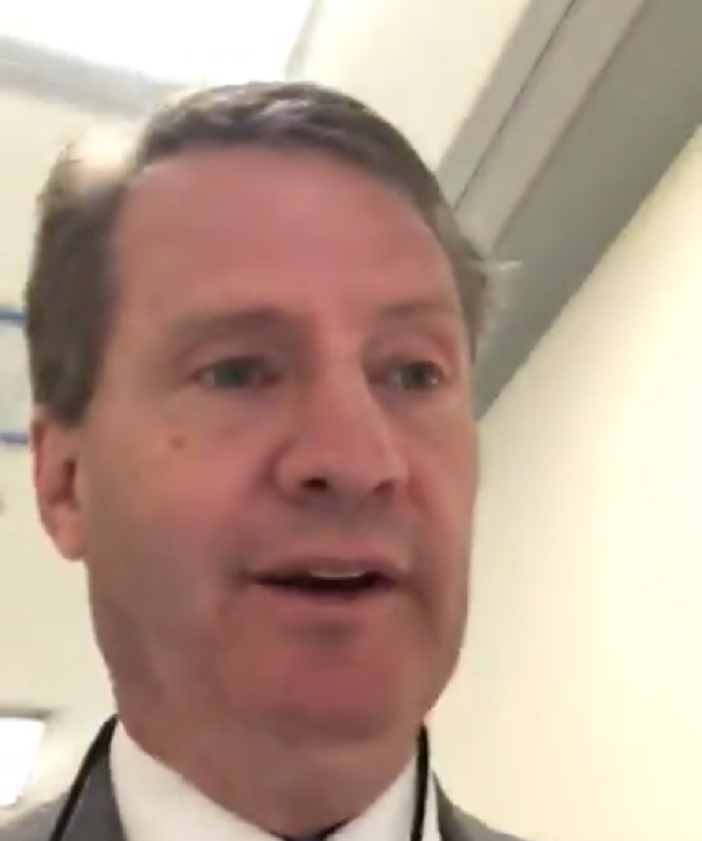 Ovo je američki kongresmen koji jede zgažene životinje, mulja prljavim novcem i mrzi SRPSKI NAROD! (VIDEO)