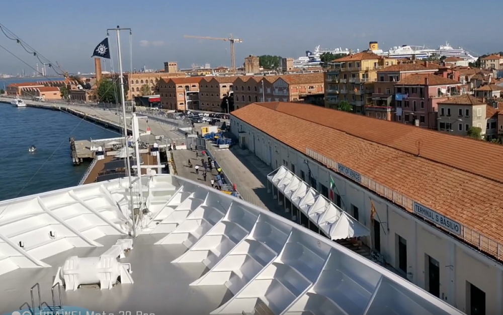 Kamere s broda snimile jeziv trenutak, čuju se sirene, panika, a onda hiljade tona čelika počinje da MELJE BETON I GVOŽĐE! (VIDEO)