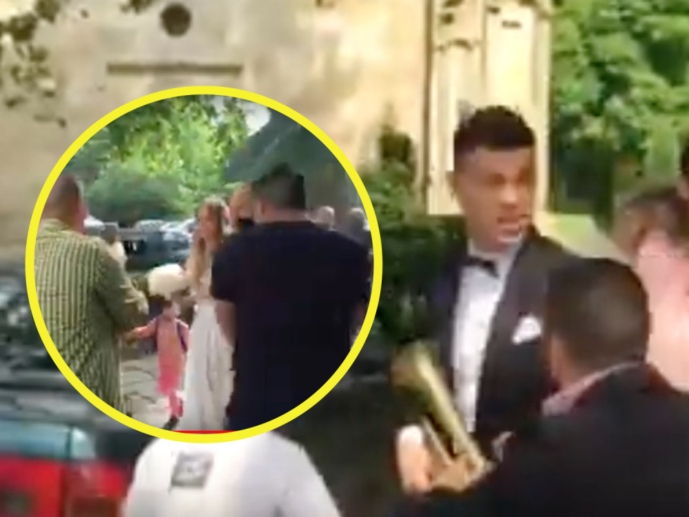 Lolina žena u crkvu ušla sa izrezom do pupka! Nikad provokativnija venčanica! (VIDEO)