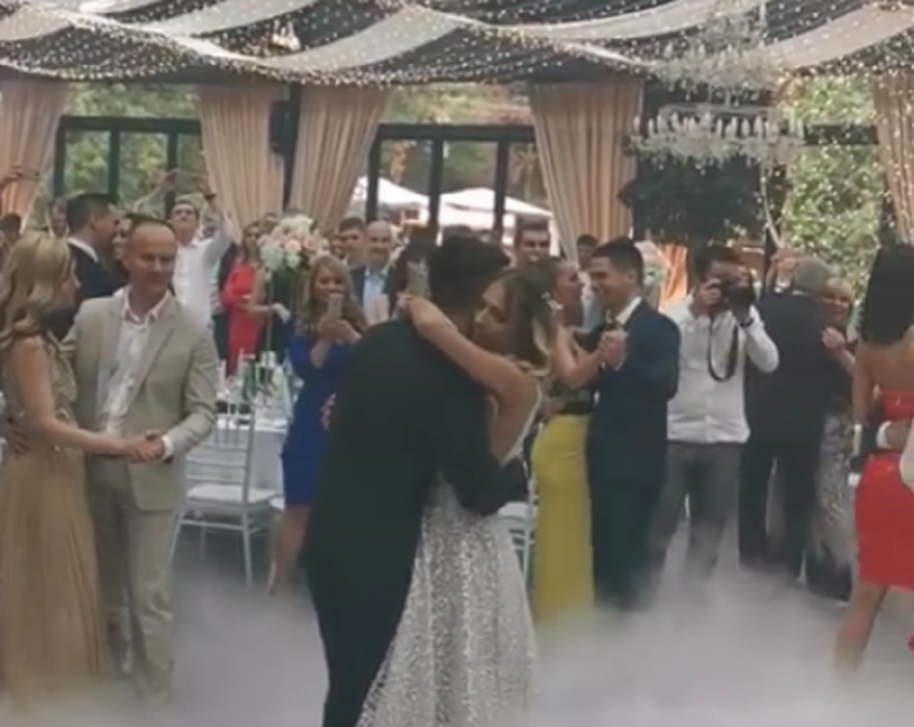 Smiljanić sa suprugom u zanosu i uz PRELEPU PESMU obeležio početak braka! A gest Partizana... svaka čast (VIDEO)