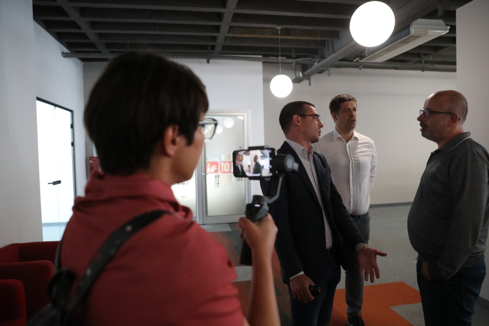 Nema opravdanog razloga da ulazi u bilo koju medijsku kuću i raspravlja sa novinarima!