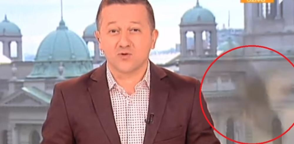 Jovana i Srđan najavili prilog, u kadru iza njih, u trenutku, pojavio se obris... STRAŠNA SILUETA! Gledaoci zovu i traže OVAJ SNIMAK!