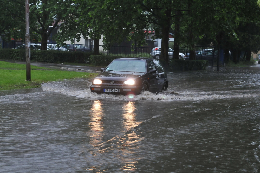 Ulice pod vodom, negde i do1,5 metar, tramvaji stoje, vire samo krovovi kola! (VIDEO)