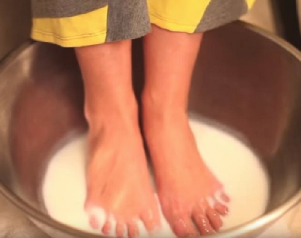 Stavila je stopala u mleko i med, pa dodala još jedan sastojak! Držala je to 5 MINUTA, dogodilo se PRAVO ČUDO!