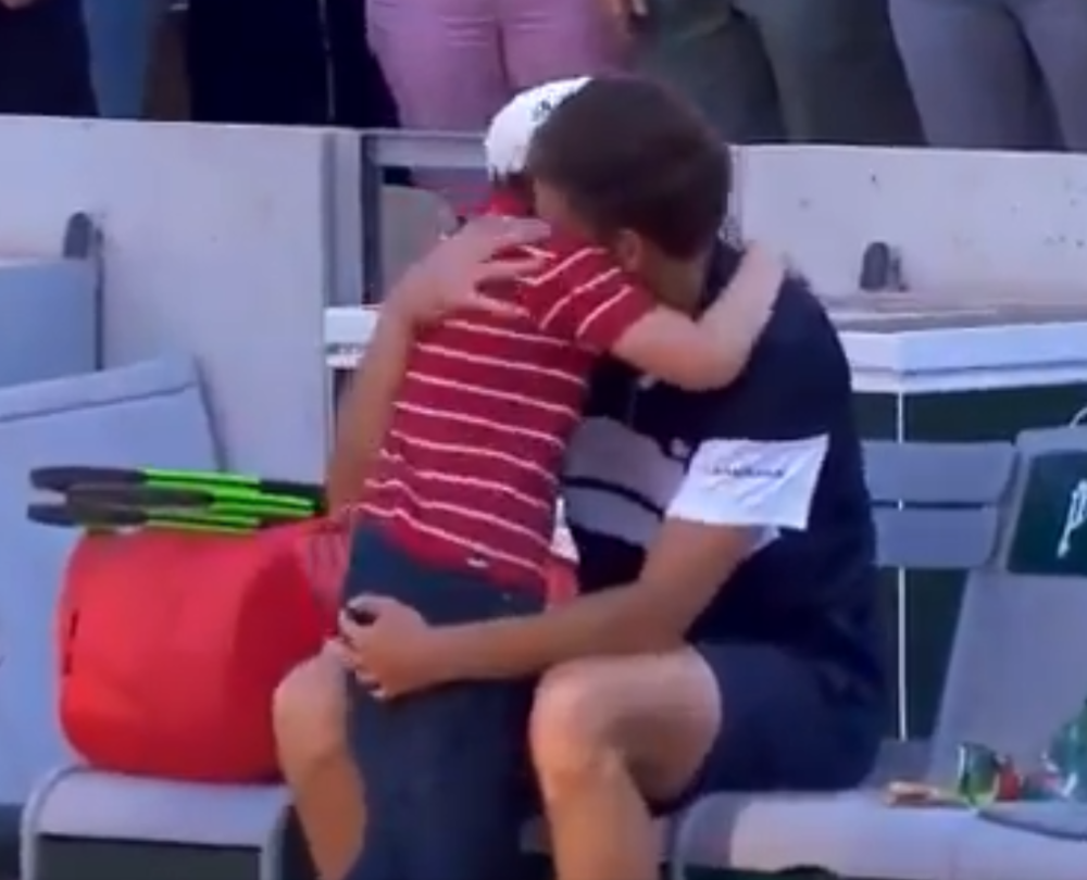 Slomljen zbog teškog poraza, sav uplakan završio meč, a onda je na teren uleteo njegov sin za nalet emocija! (VIDEO)