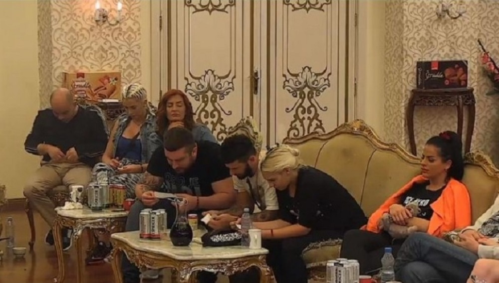 Poznata starleta ušla u Parove! Samo što je stigla ščepala je NJEGA! (FOTO)