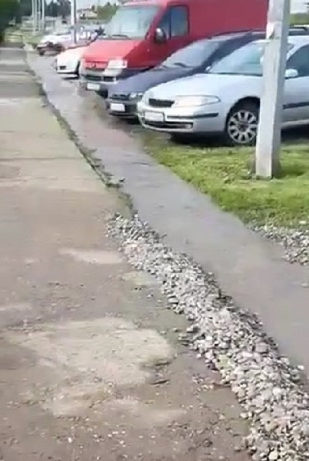 U gradu vlada opsadno stanje, narod je očajan, a slučaj jednog momka digao je ceo grad na noge! (FOTO)