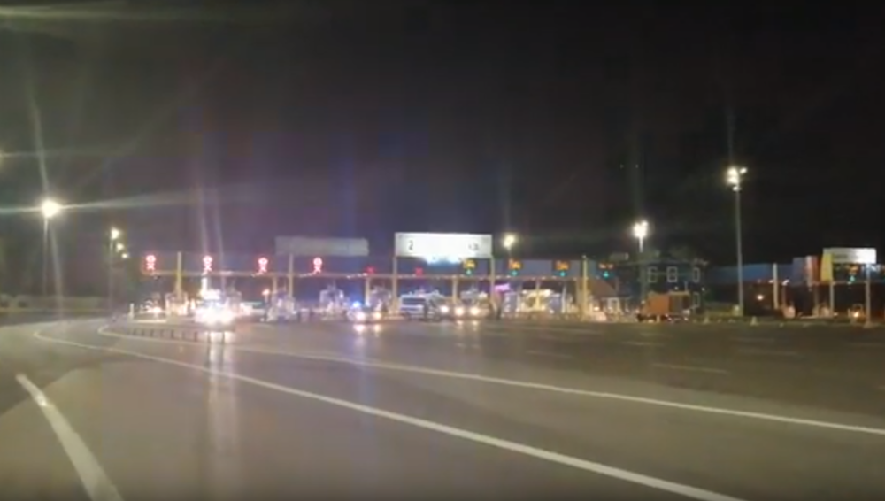 Policija ga LUDAČKI JURILA! On rušio sve pred sobom, PROBIO NAPLATNU RAMPU, a kad su ga uhvatili usledio je ŠOK! (VIDEO)