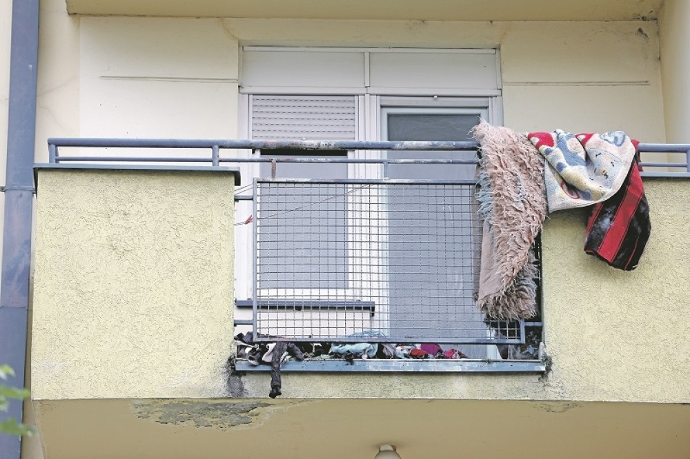 Roditelji nisu ni čuli kada im je dete palo s terase! Komšinica doletela i obavestila ih, a razlog mališanovog skoka konačno otkriven!