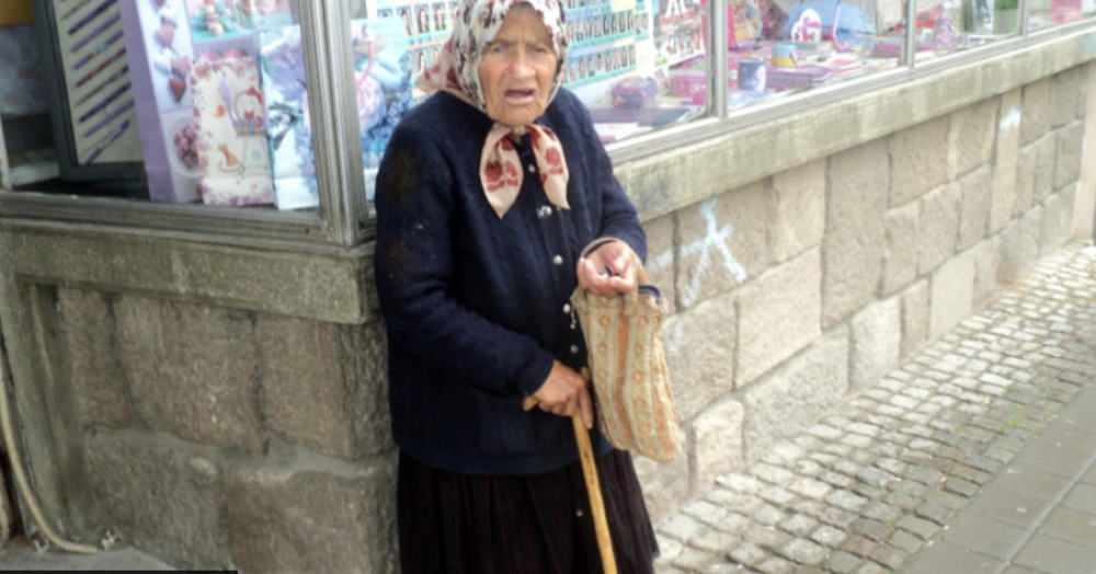 Ona nema za hleb, luta Vranjem u tuđim patikama i jede travu koju ubere ispred svoje kuće! (FOTO)