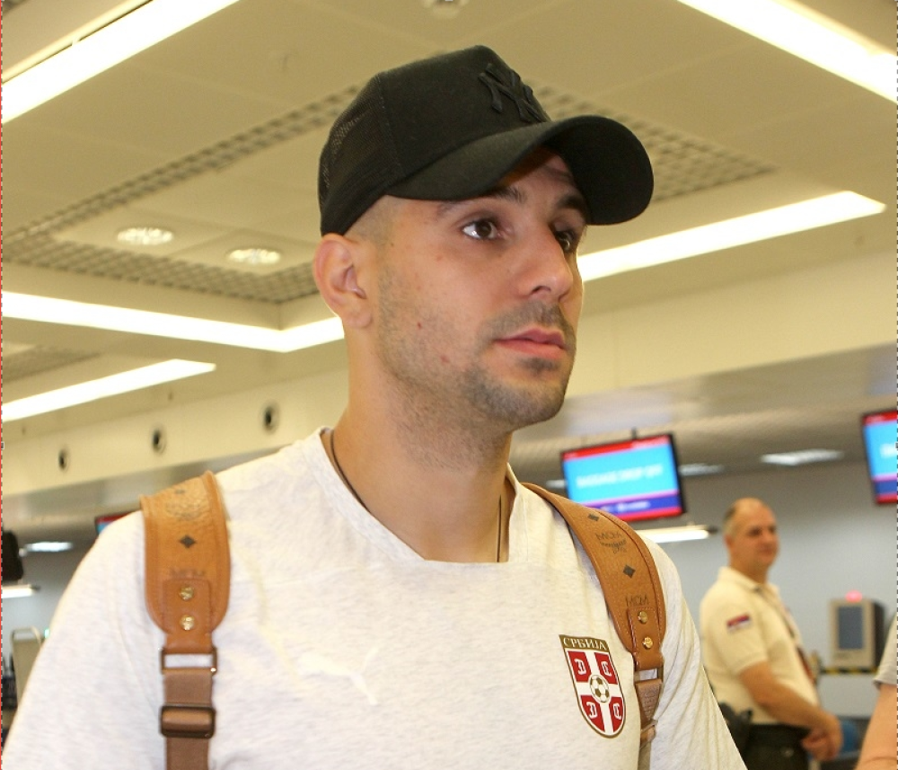 Bila prisutna i deca, pred naše igrače izašla uniformisana lica i DVA POLICIJSKA VOZILA