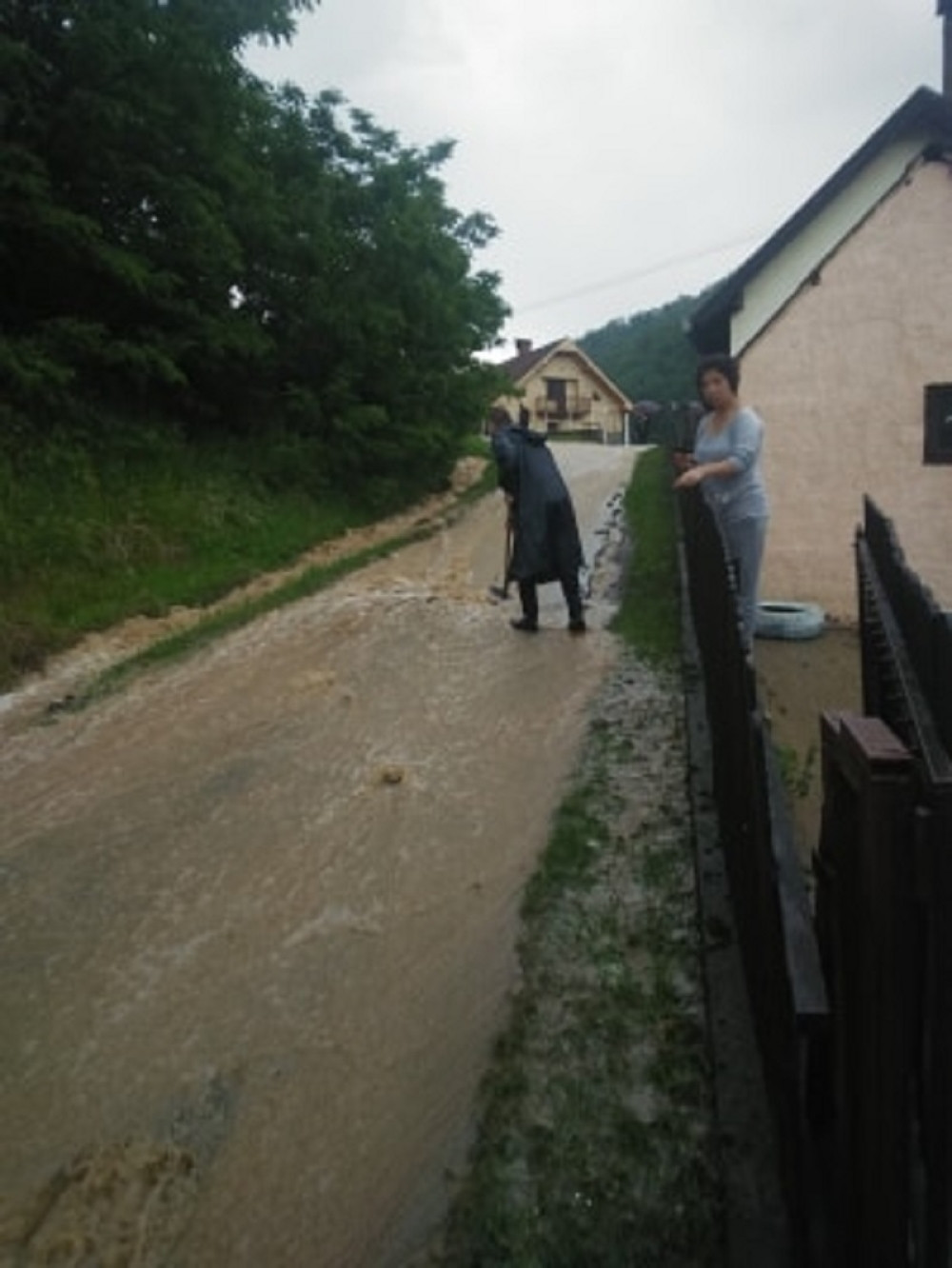 Meštani Brštice gaze po vodi do kolena, skupljaju stvari koje im je voda odnela iz kuća, POTRESNE SCENE! (FOTO)
