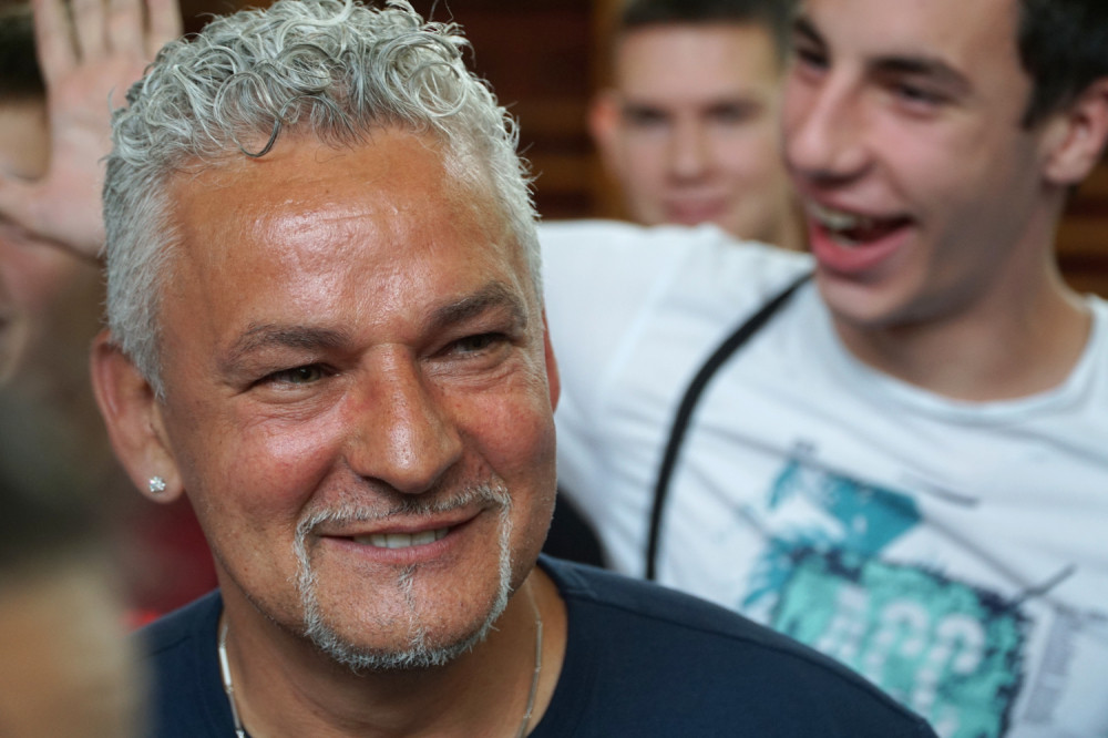 Sada slobodno vreme provodi na selu i vozi staru i trošnu krntiju! (FOTO)