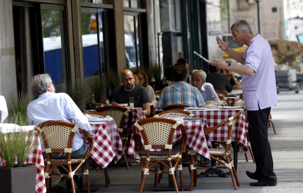 Najmanja plata je u kuhinji 1.800 evra, konobari zarade 1.900, a vozači 2.300 evra! Ovo je dataljan spisak!