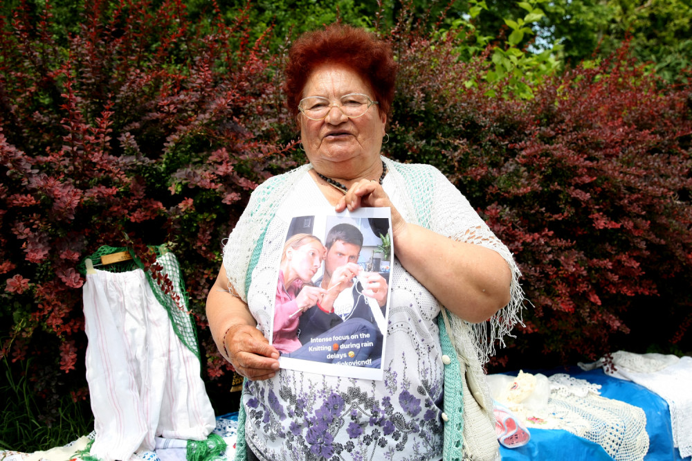 Fotografija Đokovića kako drži igle i vunicu obišla je svet, a gospođa Milica otkrila nepoznate detalje! (FOTO)