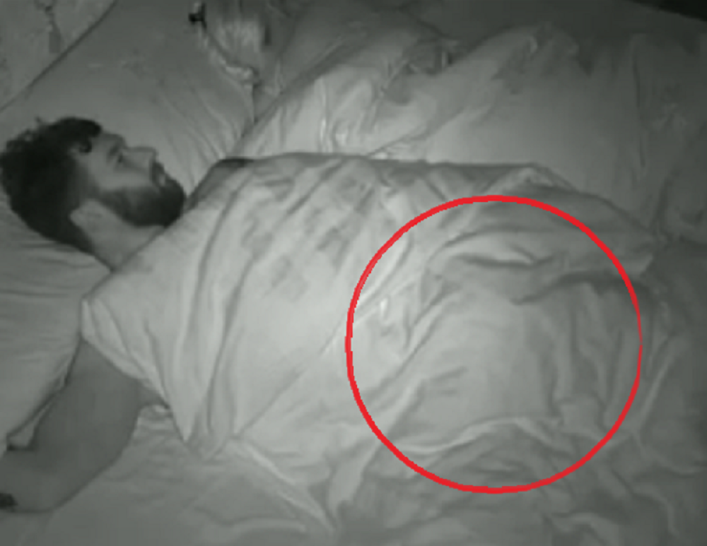 Nikoli Lakiću se DIGAO, pa počeo da se SAMOZADOVOLJAVA pored trudne devojke! (VIDEO)